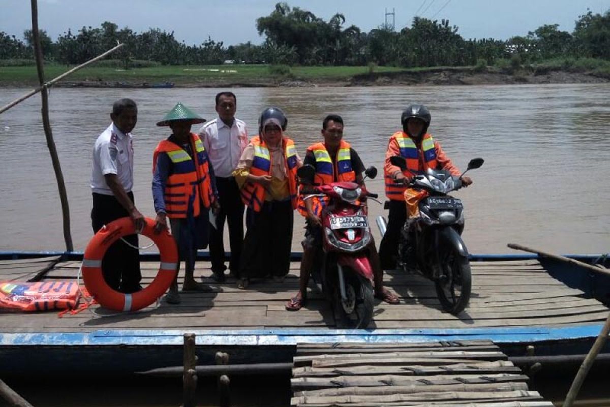 Dishub Bojonegoro Bagikan Baju Keamanan Penumpang Perahu