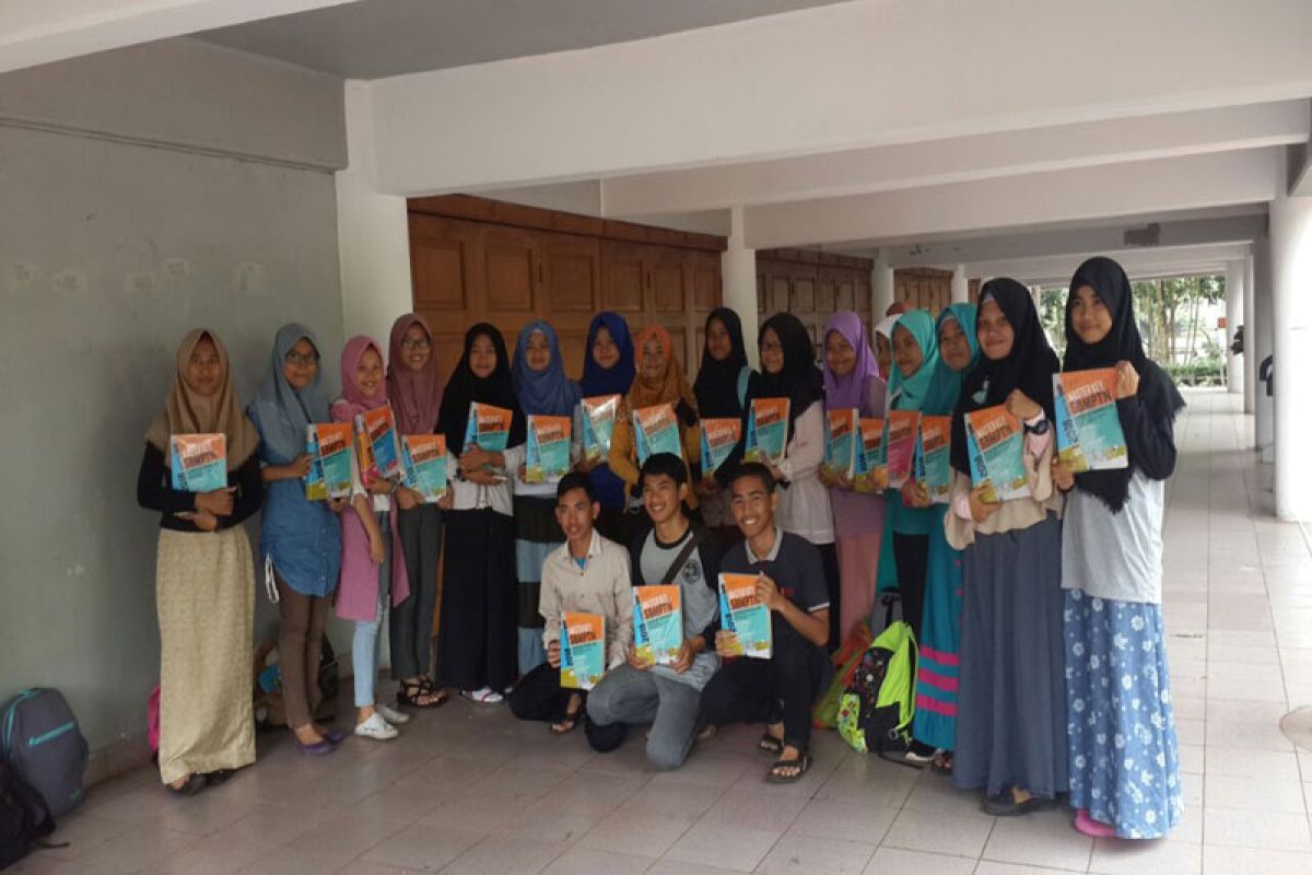 Peduli pendidikan anak petani, mahasiswa IPB bagikan buku latihan soal