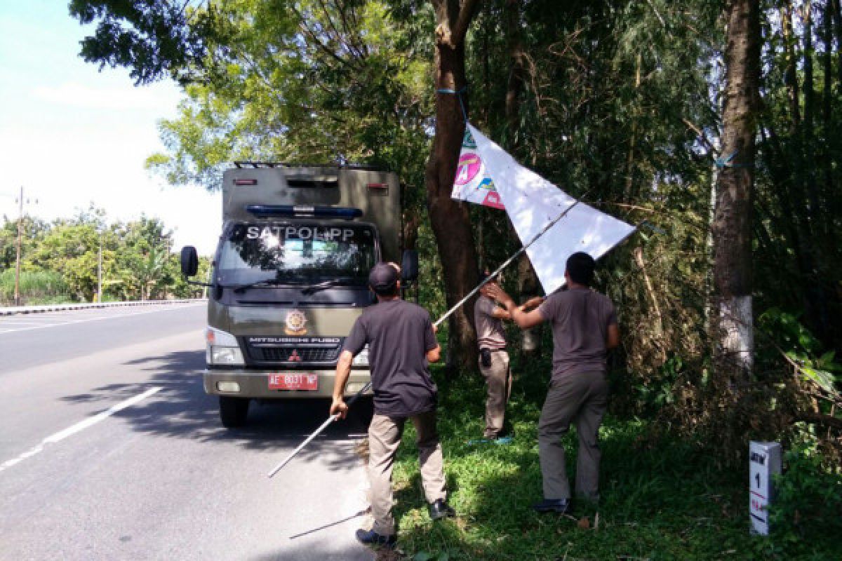 Satpol PP Magetan Tertibkan Ratusan Reklame