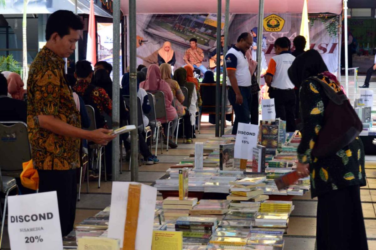 Pesta Literasi, Perpustakaan Unej Ajak Generasi Zaman Now Baca Buku Sambil Ngopi