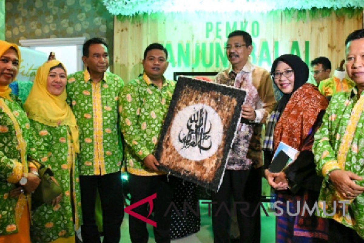 Pemkot tampilkan batik-bulu ayam di PRSU