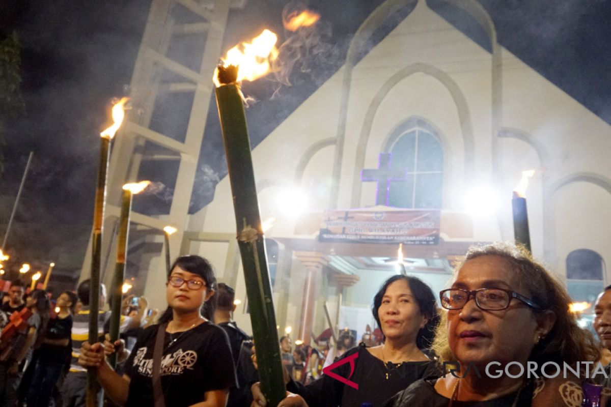 Ratusan Umat Kristen Gorontalo Lakukan Jalan Salib dan Pawai Obor