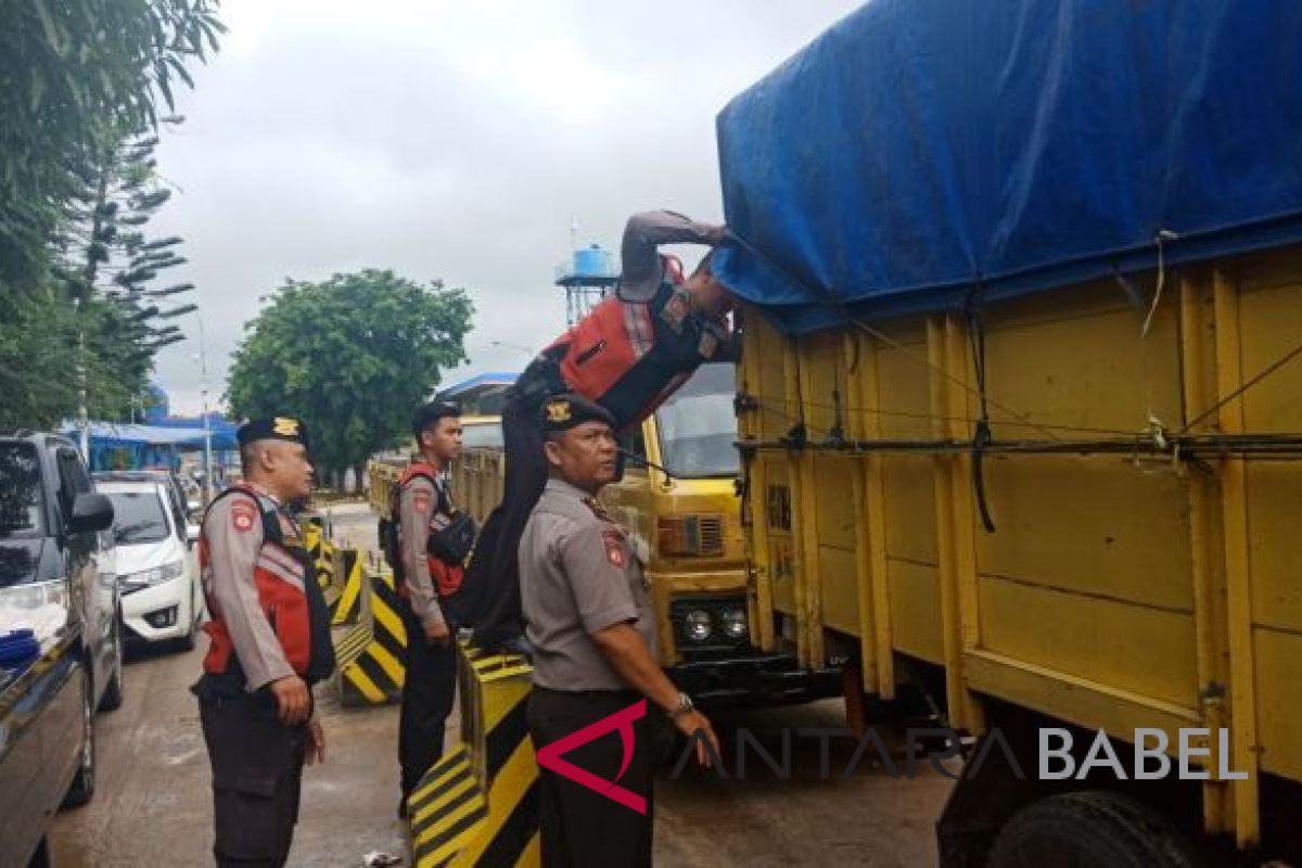 Polres Bangka Barat awasi angkutan barang di Pelabuhan Tanjungkalian