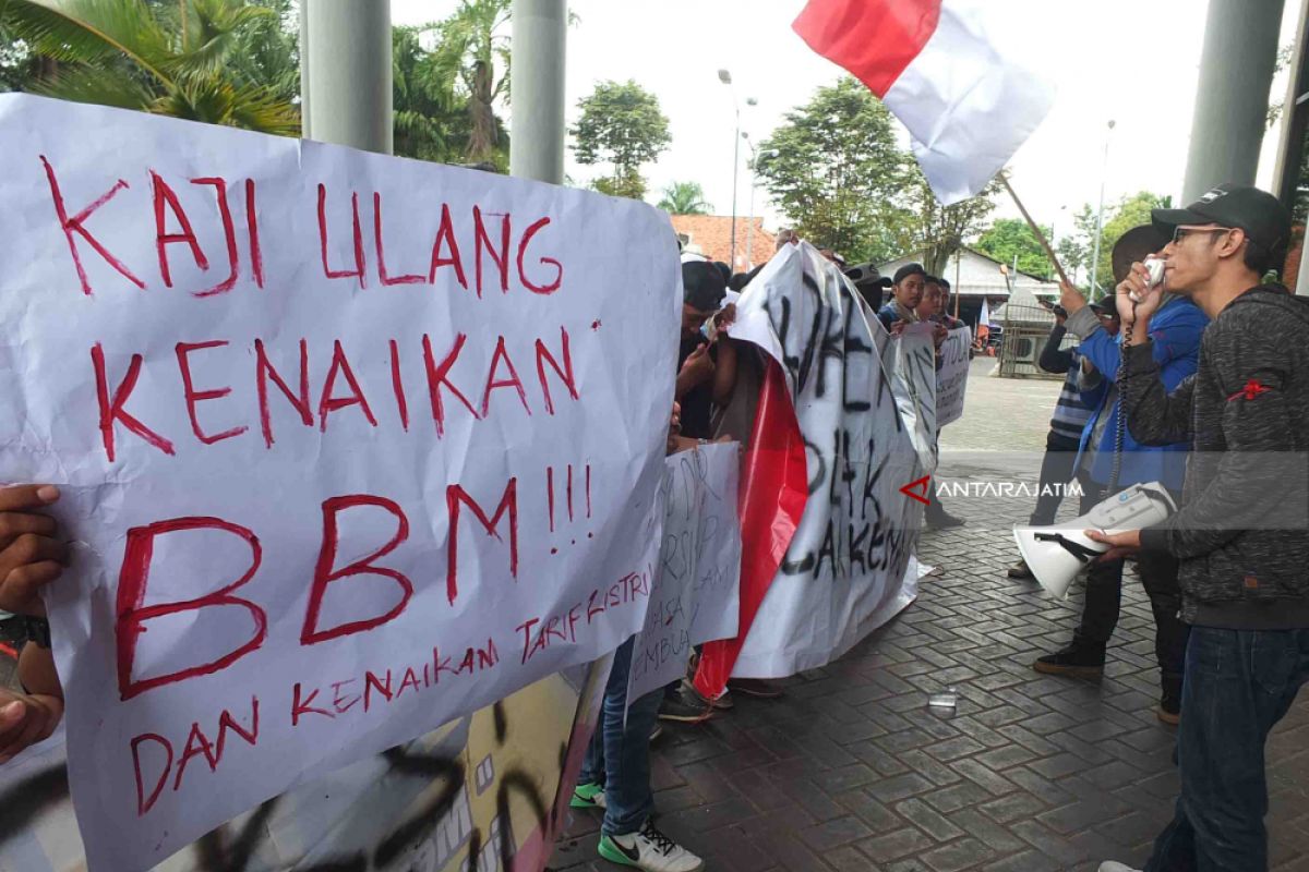 Mahasiswa Universitas Muhammadiyah Jember Demo Tolak Kenaikan TDL-BBM (Video)