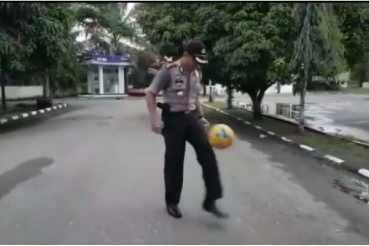 Kapolres Dharmasraya sampaikan pesan antihoaks melalui juggling bola
