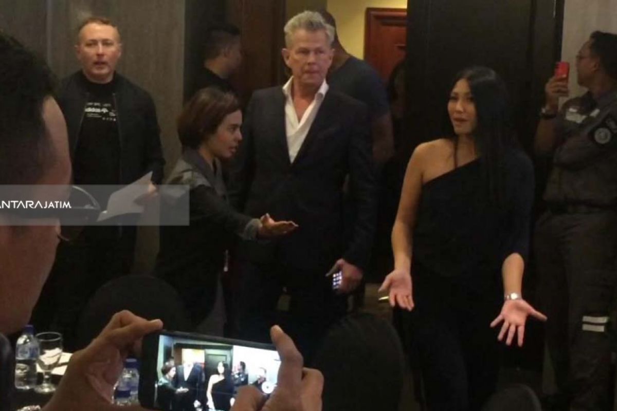 David Foster Gandeng Penyanyi Lokal Surabaya (Video)