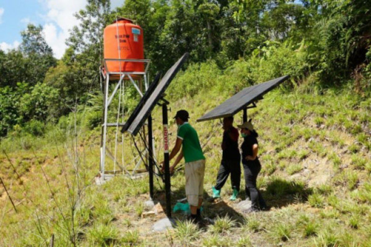 Enam unit solar panel untuk para orangutan di Samboja