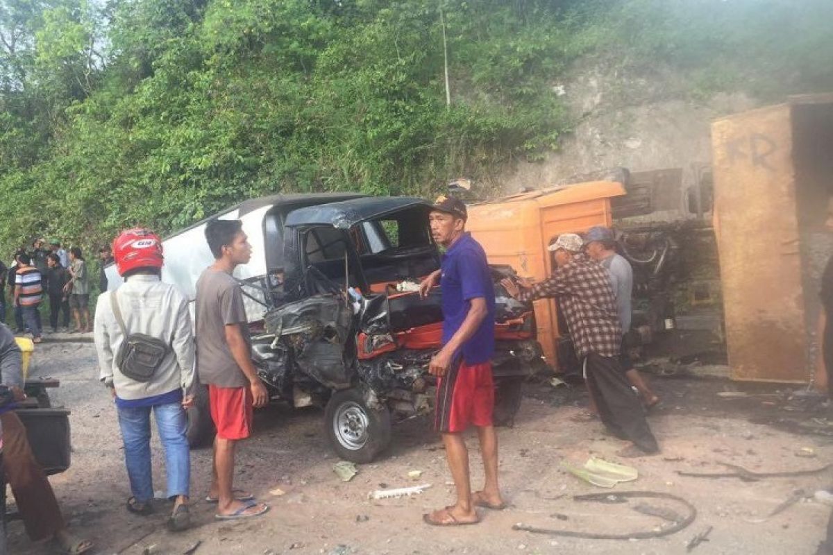 Empat tewas dalam tabrakan beruntun di Lampung