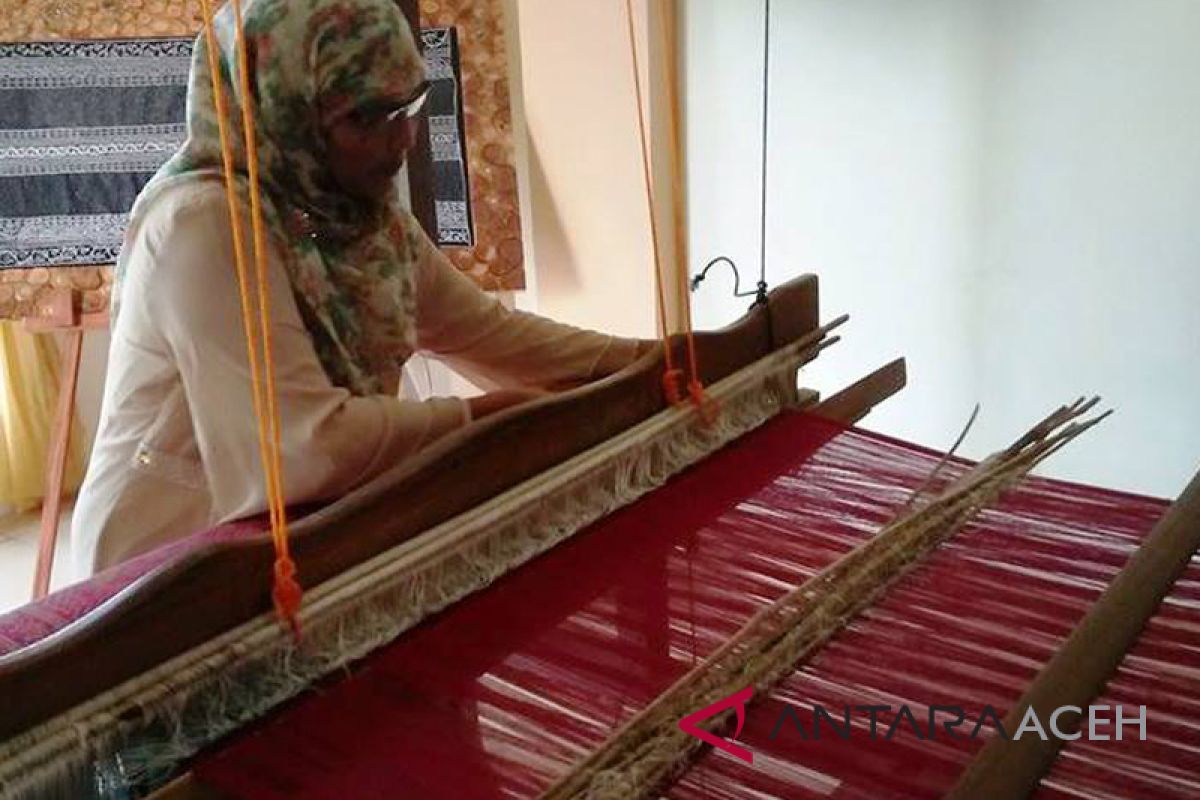 Kesetiaan Dahlia demi songket Aceh