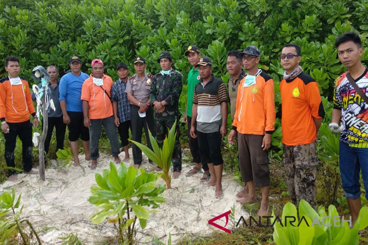 Tim SAR evakuasi mayat nenek-nenek di Pulau Banyak