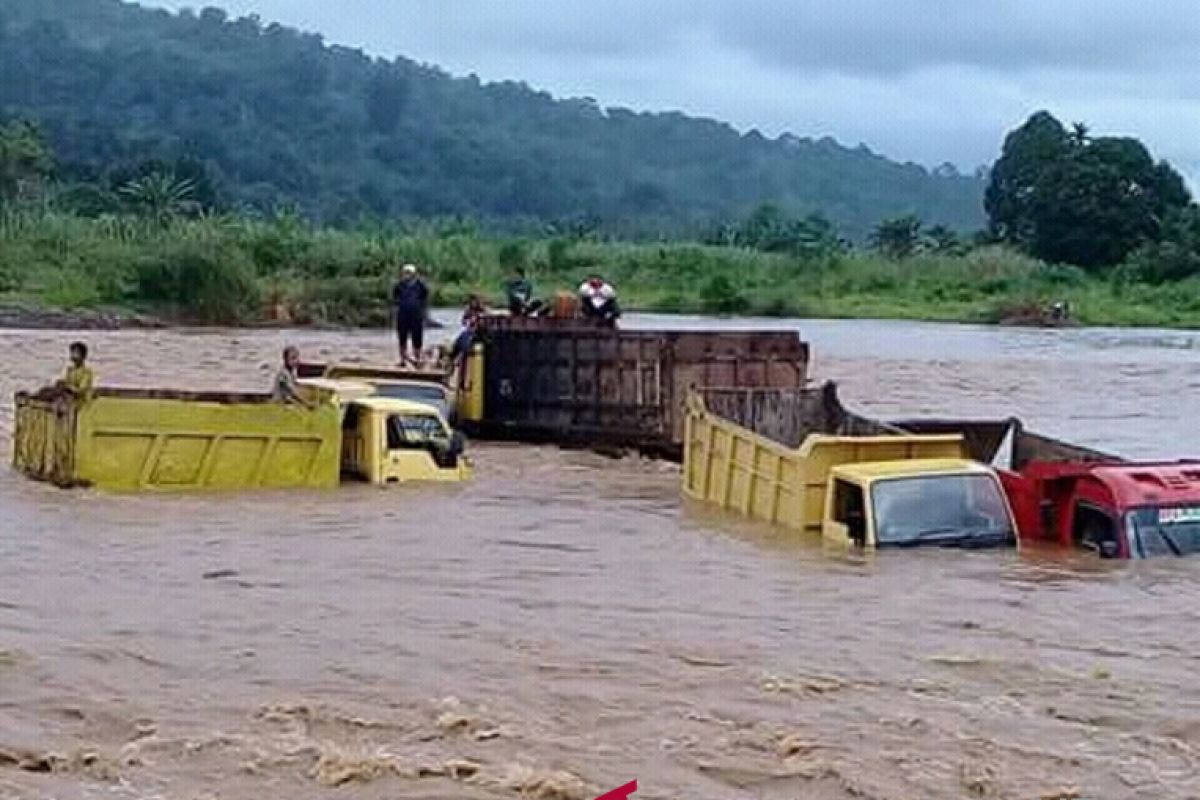Lima truk terjebak banjir sungai Pinangsori Tapteng