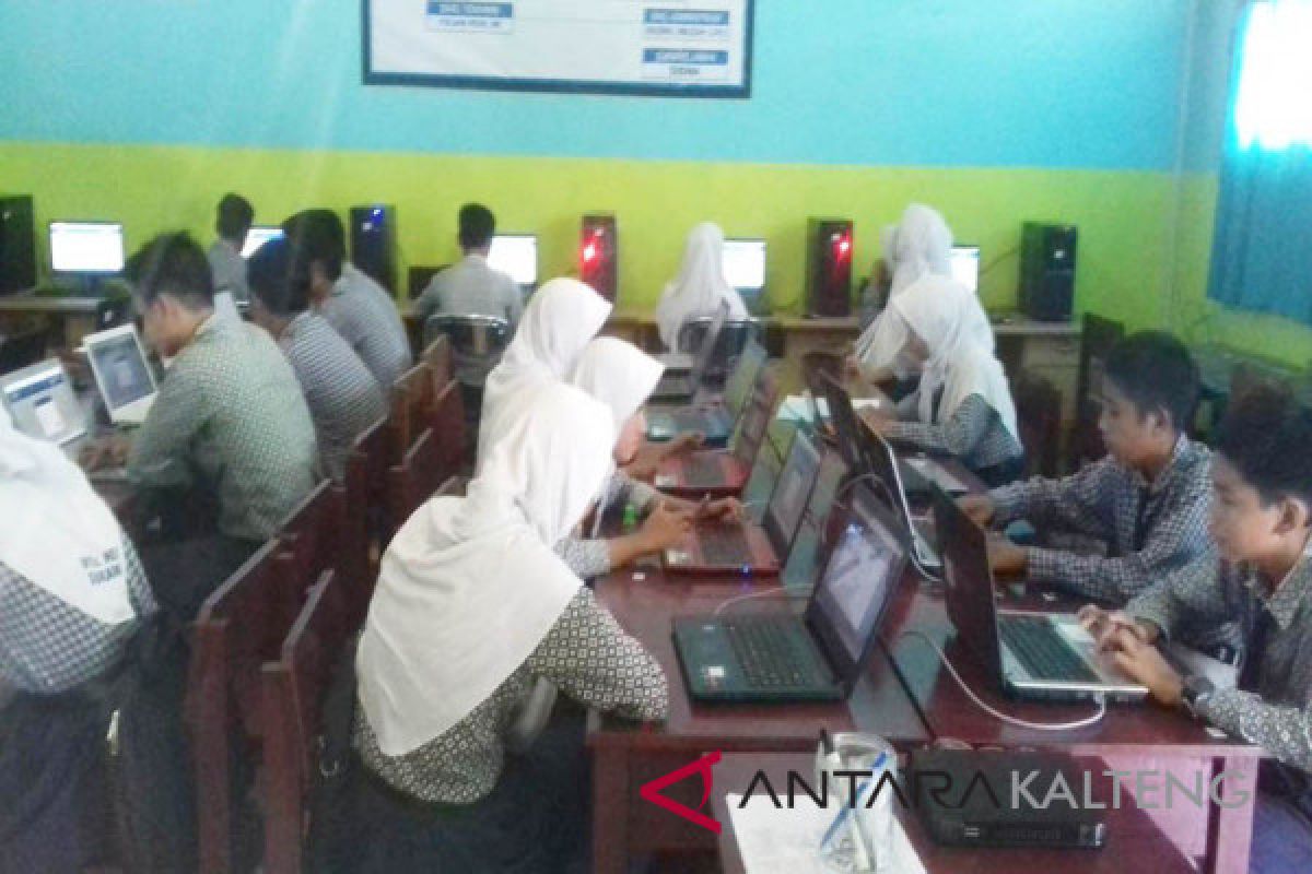 Demi sukseskan UNBK, MTsN Sukamara pinjam laptop orang tua murid