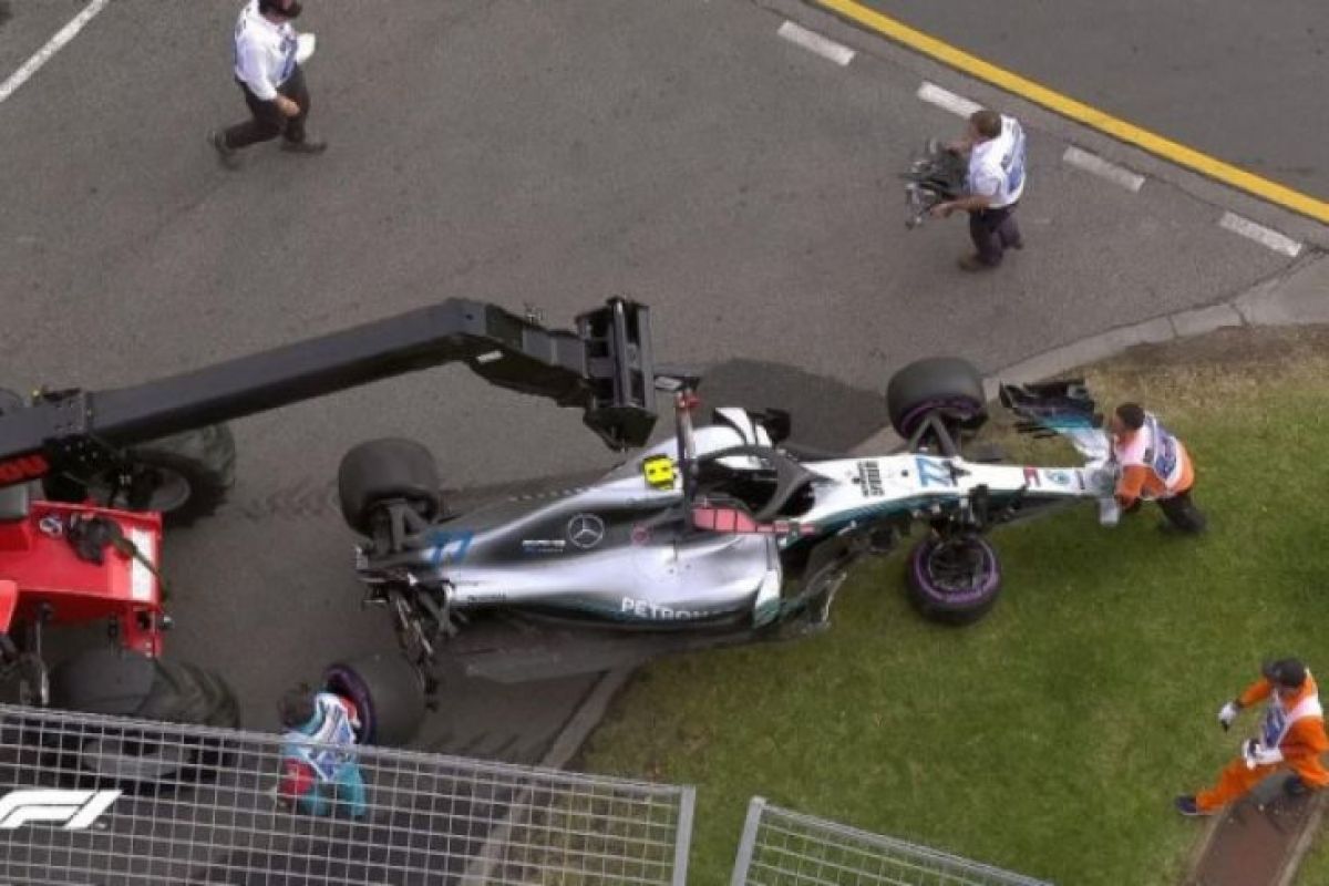 Pebalap Mercedes Bottas kecelakaan di kualifikasi GP Australia