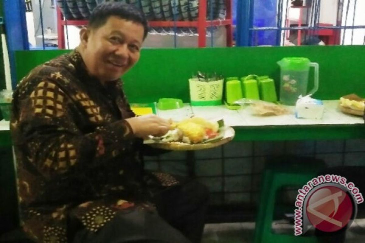 Plt Wali Kota sukai nasi uduk pinggiran