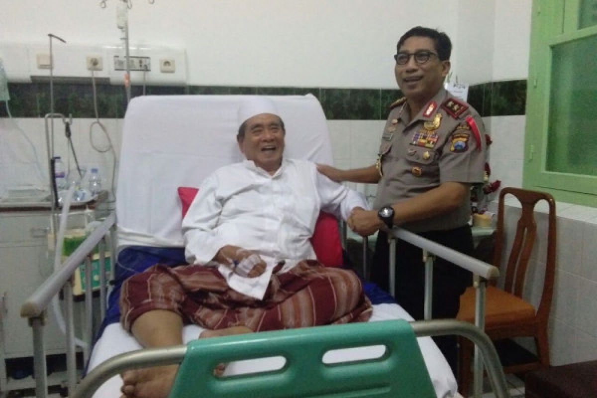 Kapolda Jatim Jenguk KH Zainuddin Djazuli