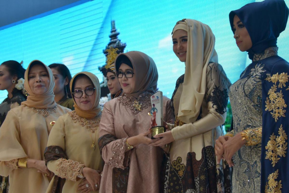 Duta Batik Trenggalek Menangi Fashion Show Dekranasda Jatim