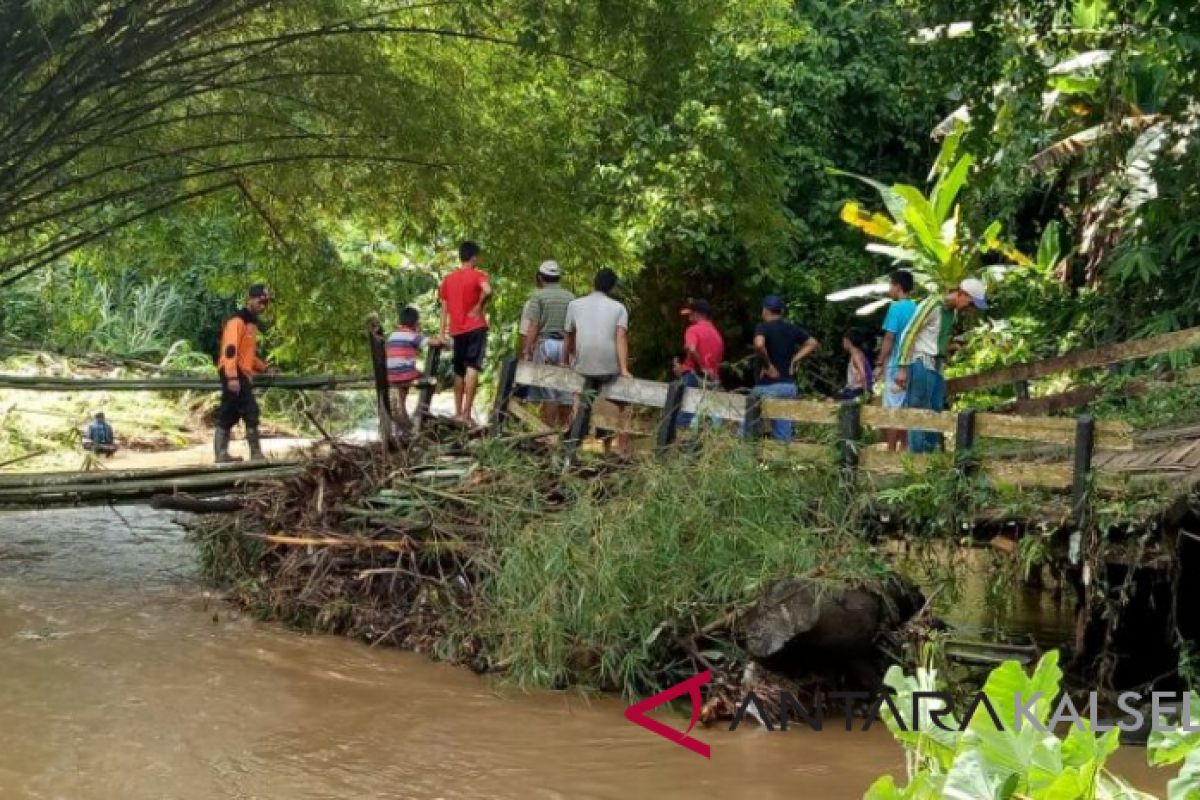 Sungai Meluap Satu Jembatan Desa Batu Laki Putus