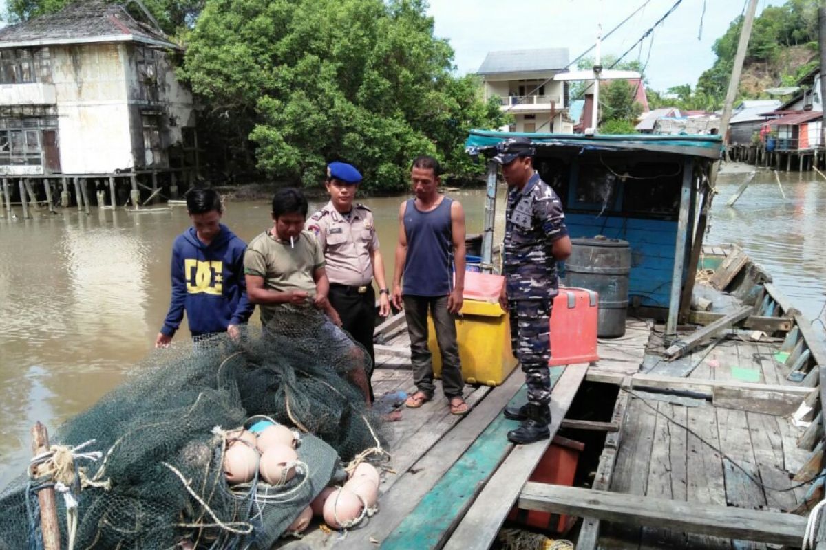 Posmat Pemangkat - Polairud periksa kelengakapan dokumen kapal