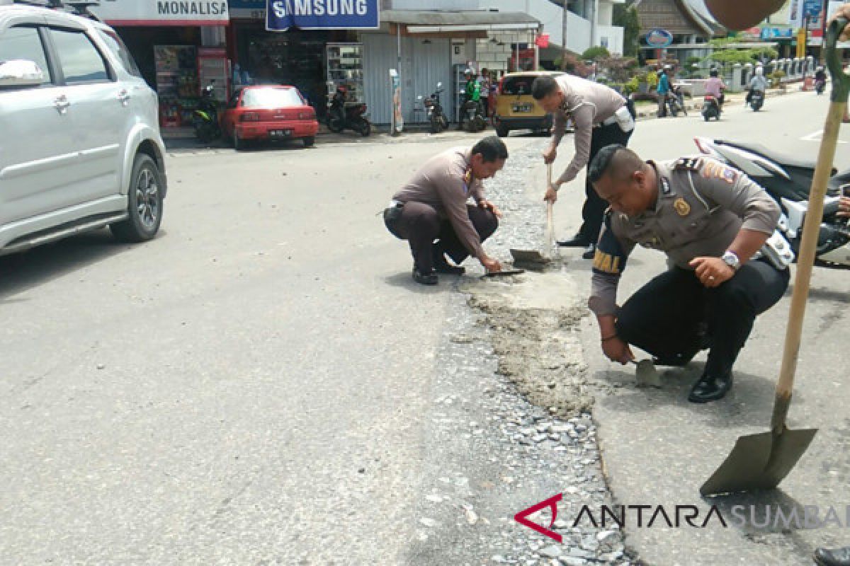 Ini alasan polisi menambal jalan berlubang di Aceh Utara