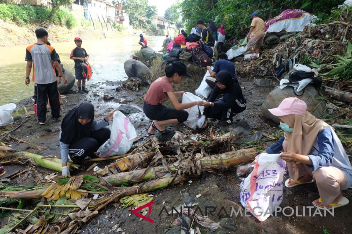 Mahasiswa IPB turut serta aksi 'Mulung Ciliwung'