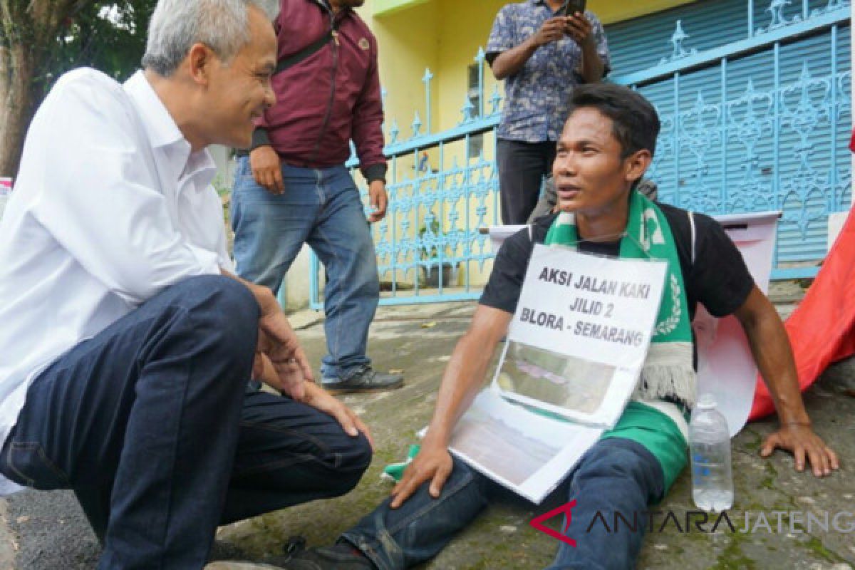 Ganjar temui pemuda pejalan kaki Blora-Semarang
