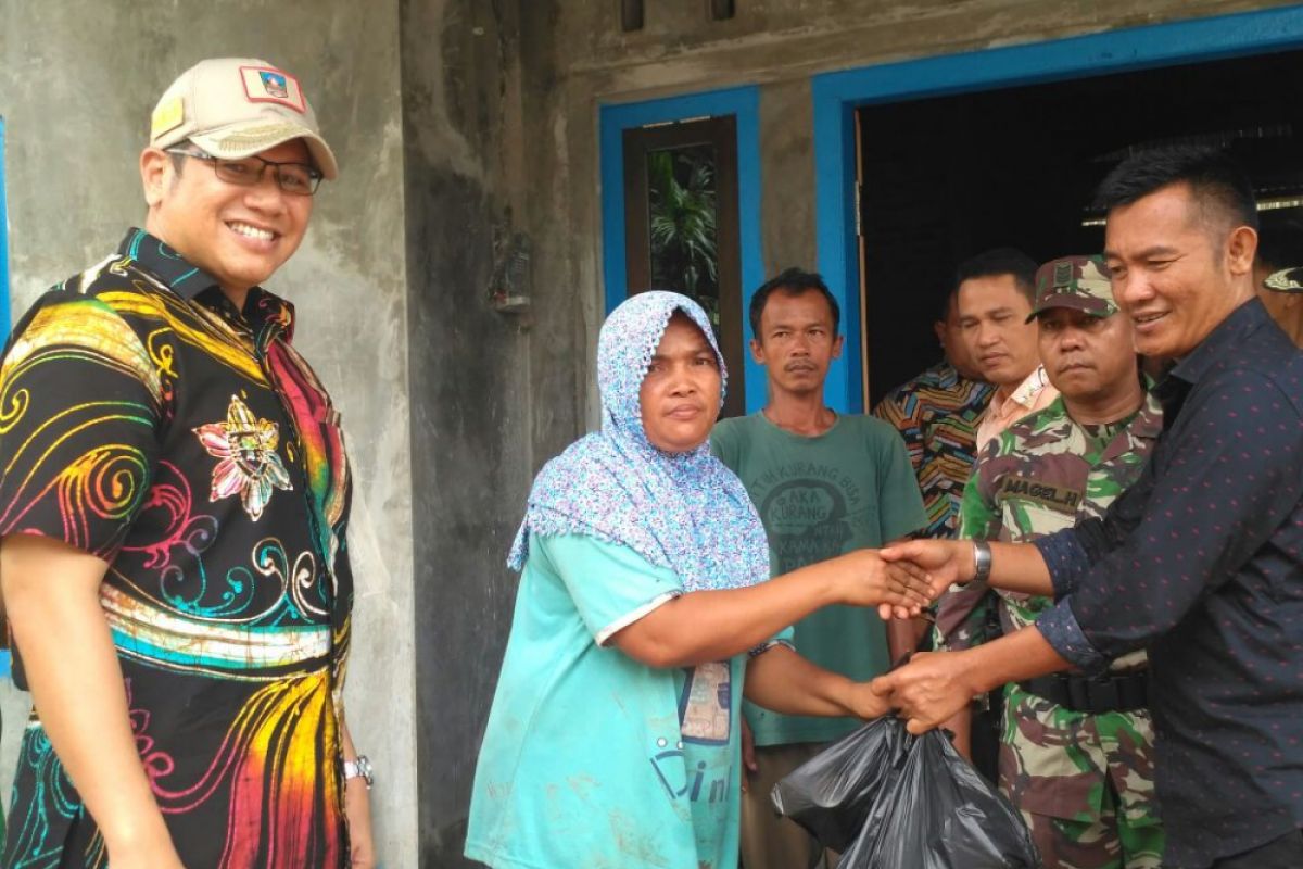 Wabup Dharmasraya serahkan bantuan korban banjir untuk delapan keluarga di Silago
