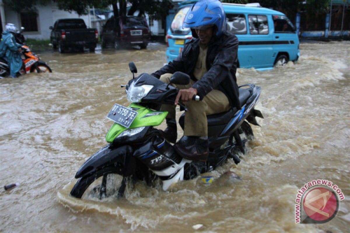 Jalan-jalan utama Kendari kebanjiran