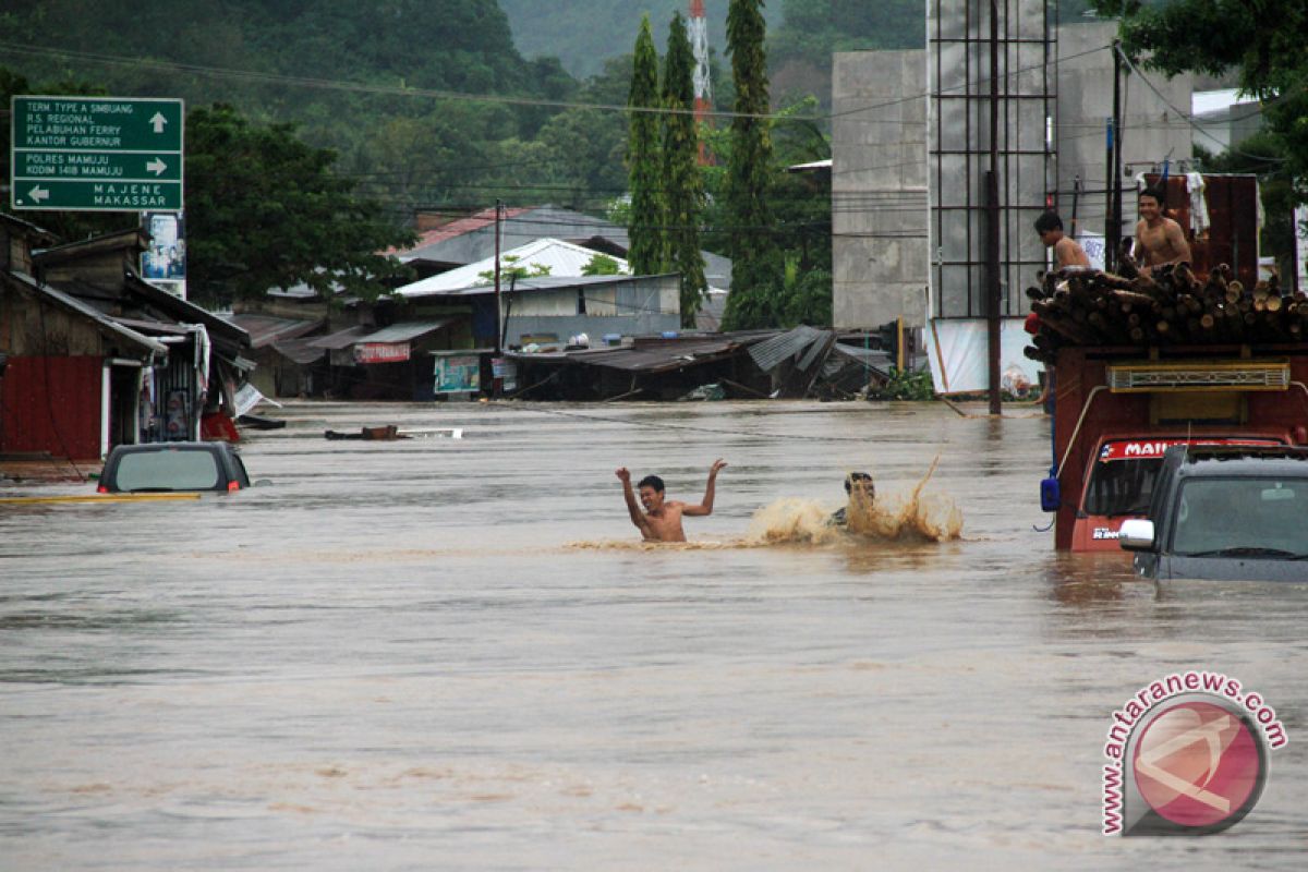 Banjir menjebol gudang beras Bulog di Mamuju