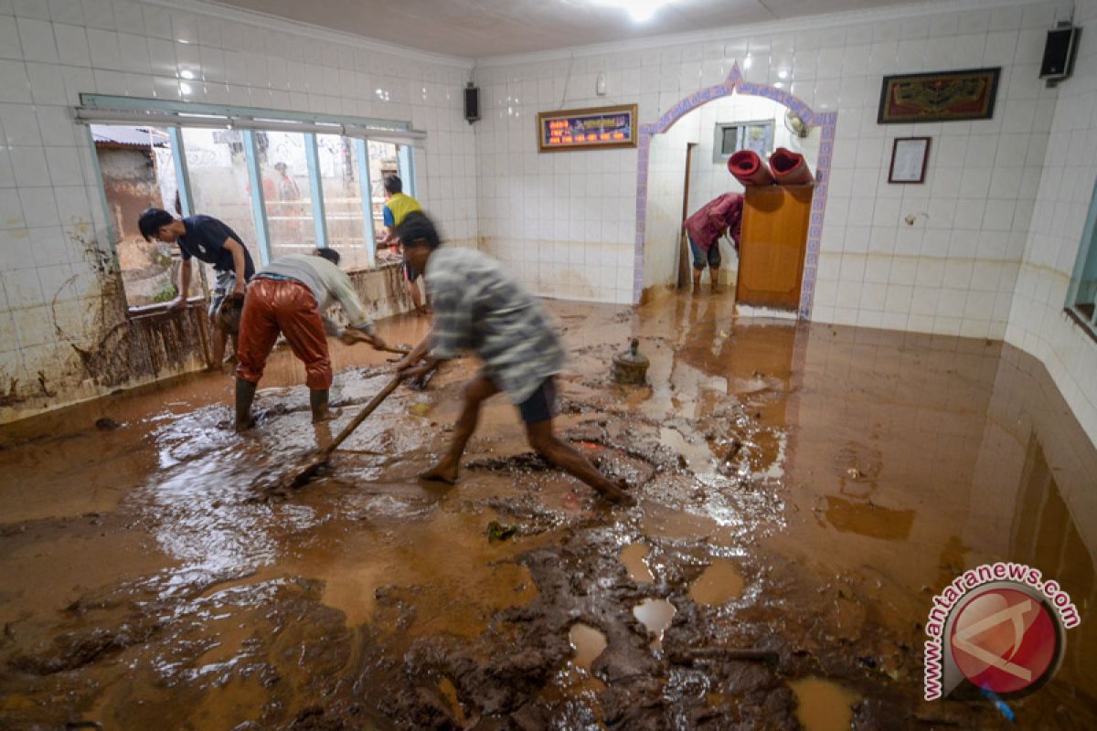 20 rumah di Cicaheum Bandung tergenang lumpur