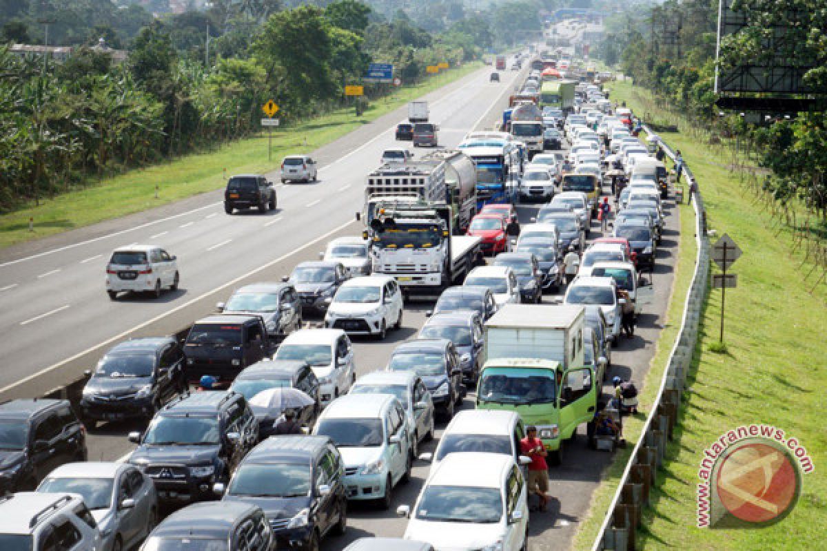 Belasan pedagang bongkar kios setelah longsor di Puncak Pass