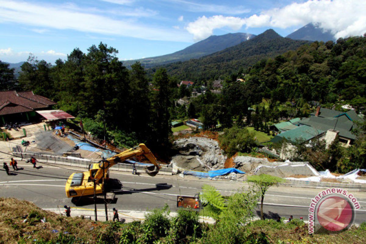 Warga padati lokasi longsor Puncak