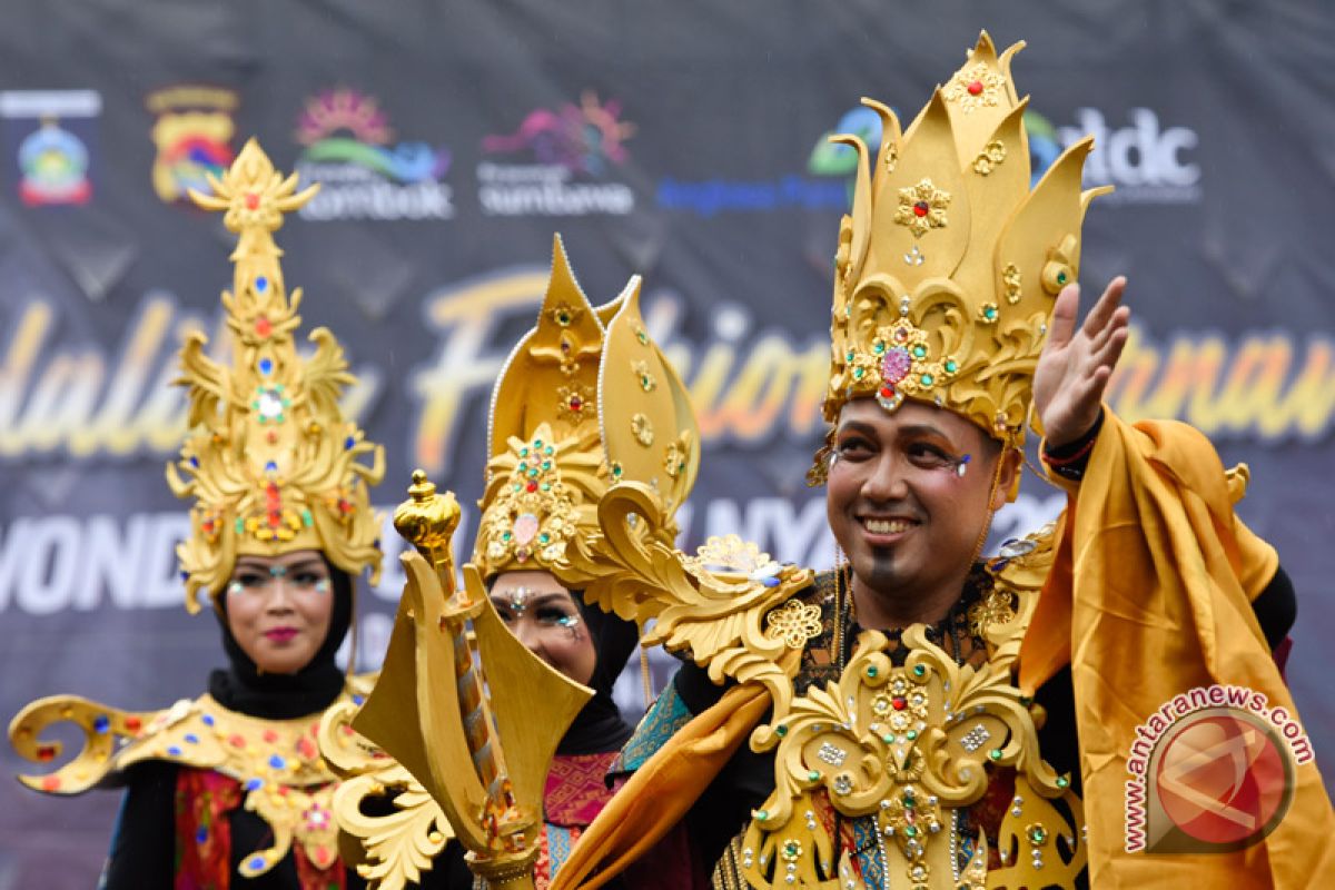 Peserta fashion carnaval meriahkan TCOF 2018