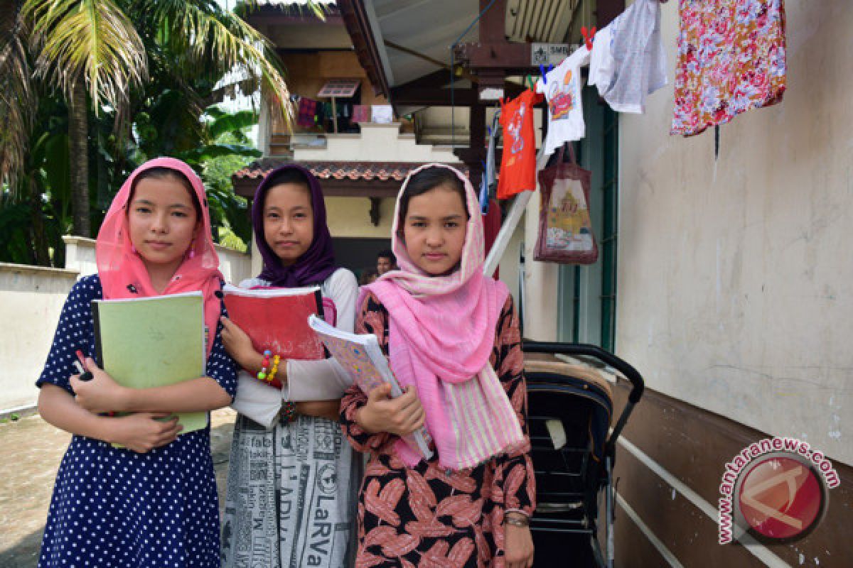 Polemik menyekolahkan pengungsi anak di SD negeri di Pekanbaru. Begini penjelasannya
