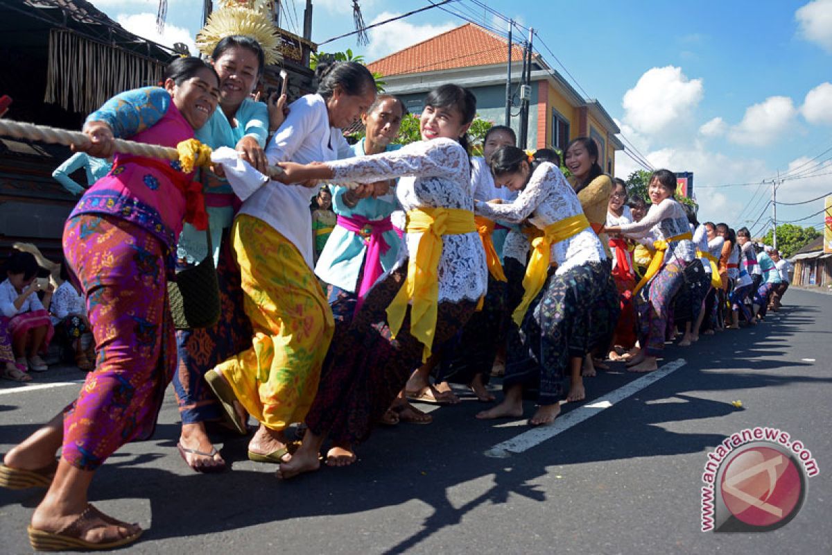 Para ibu ambil bagian dalam tradisi "mbed-mbedan" di Bali