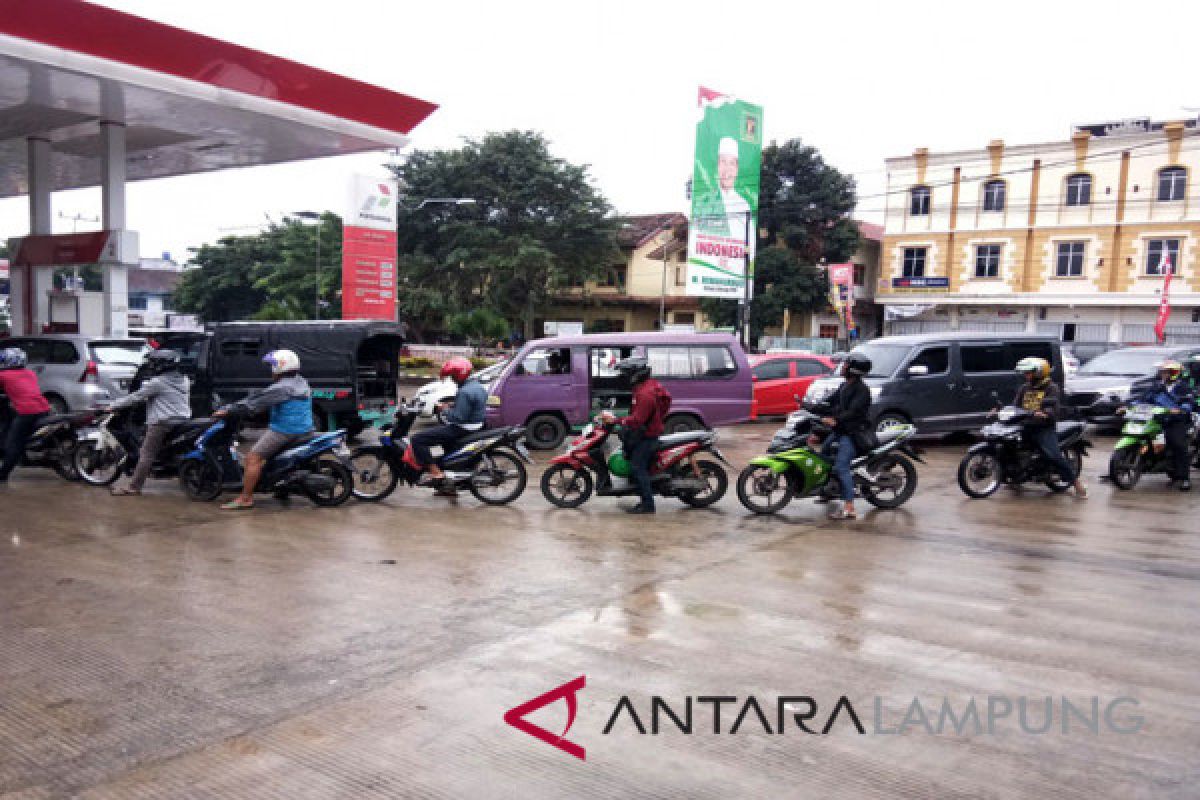 Warga antre panjang untuk dapatkan premium