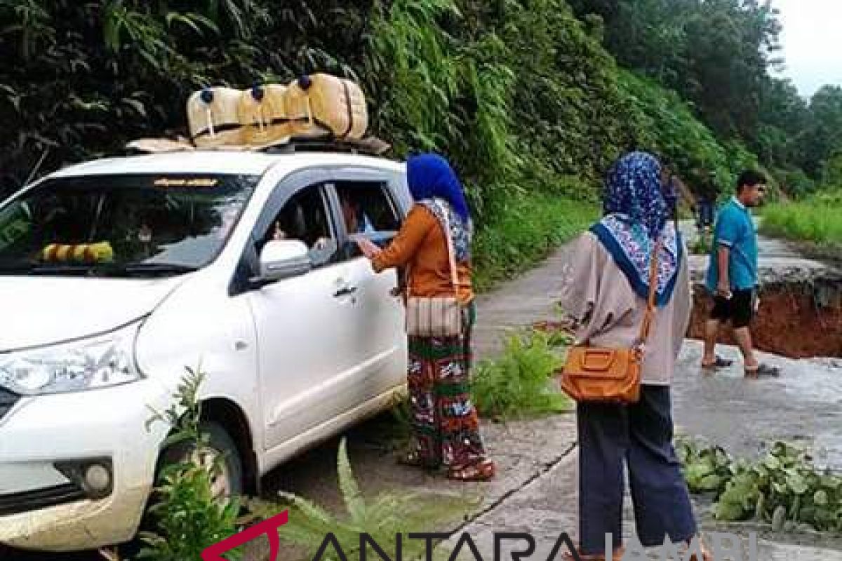 Jalan poros di Sarolangun banjir dan longsor