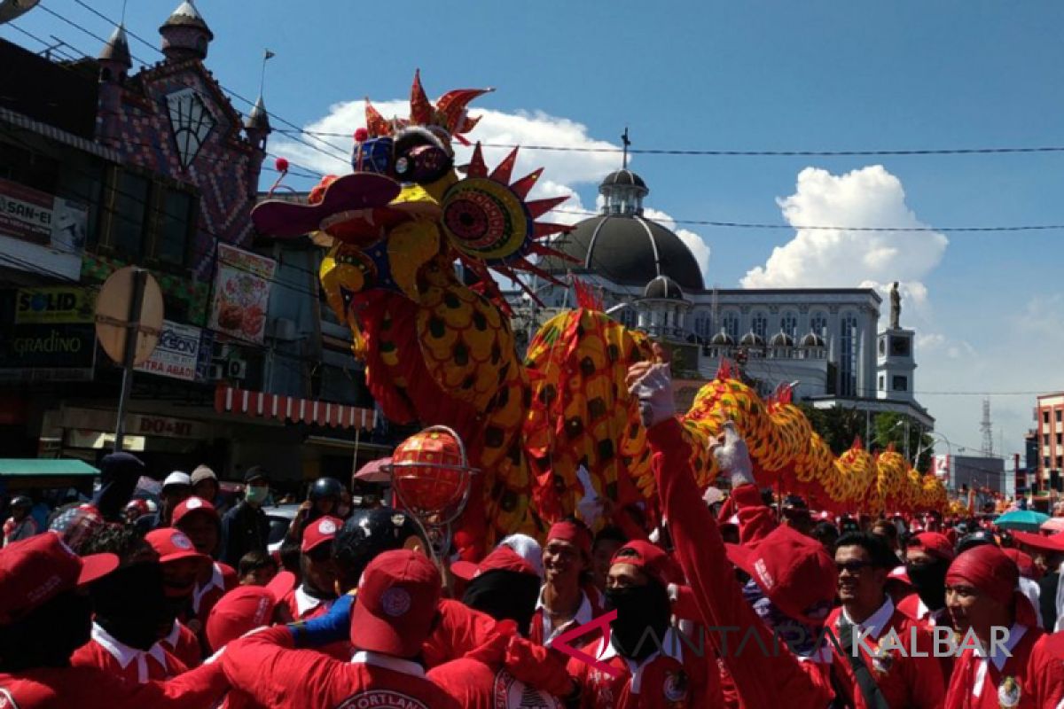 Pertunjukan reflika naga dan barongsai meriahkan Pontianak Food Festival