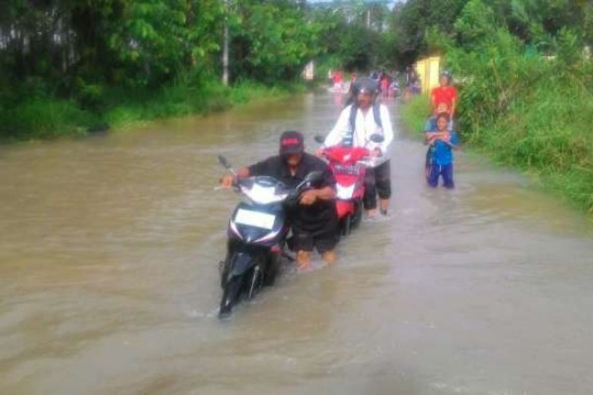 Banjir di Cipta Karya Pekanbaru, Warga Dirikan Tenda Pengungsian