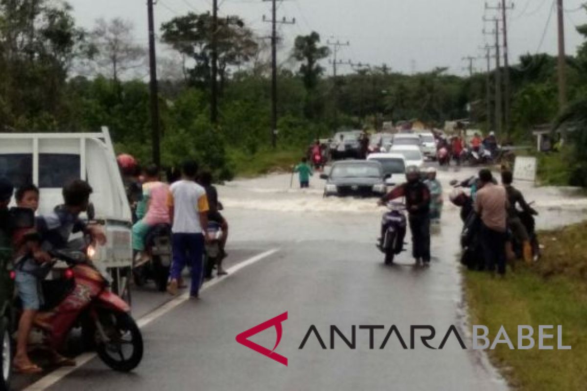 Tim gabungan evakuasi kendaraan terjebak banjir di Bangka Tengah (Video)