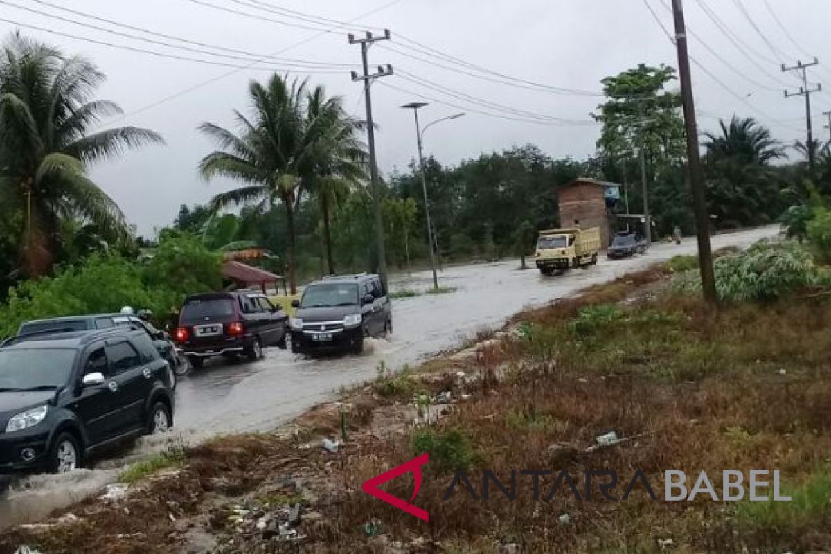 Akses jalan Koba-Toboali masih sulit dilalui