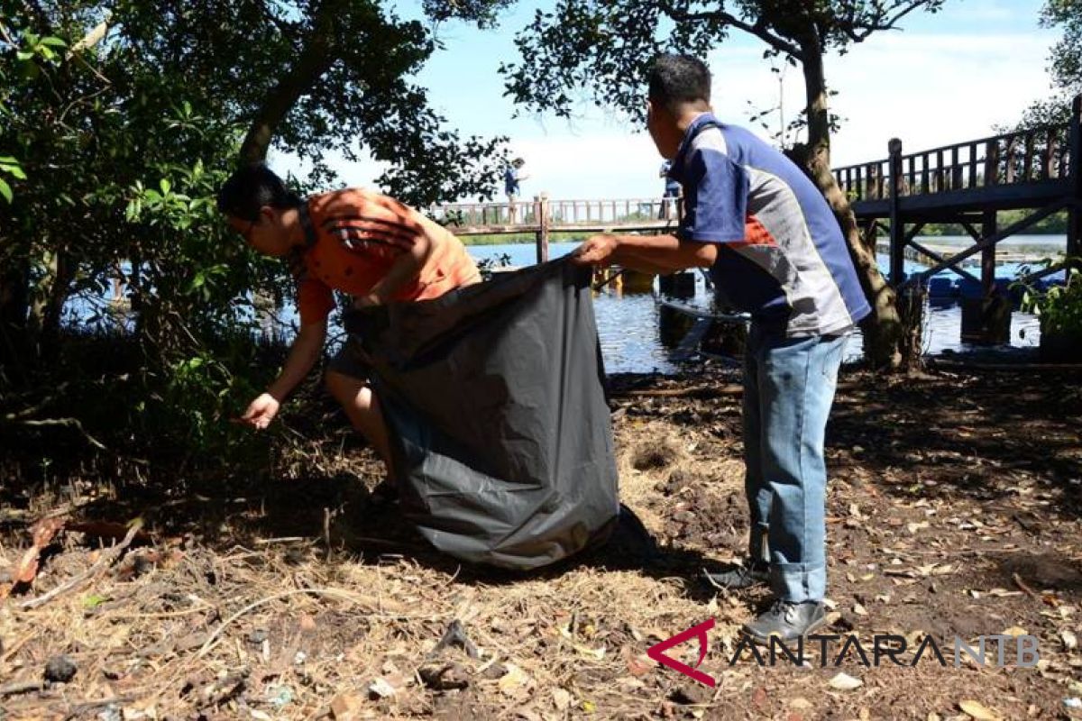 Humas dan wartawan bersihkan Danau Gili Meno