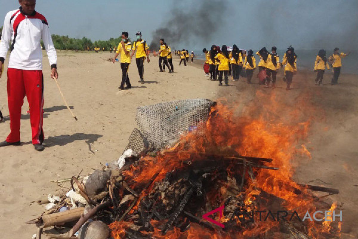 Ratusan siswa bersihkan pantai di Aceh Utara