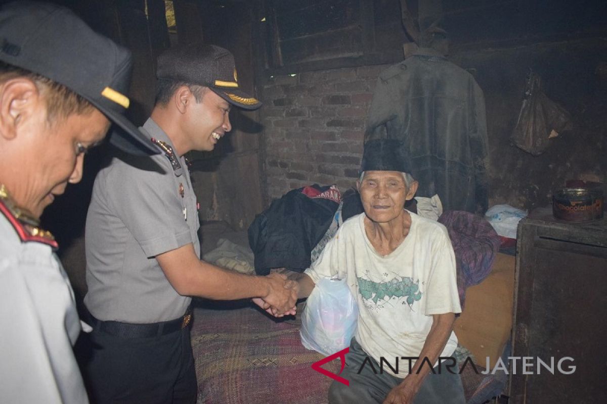 Polres Temanggung bagikan sembako untuk kaum duafa