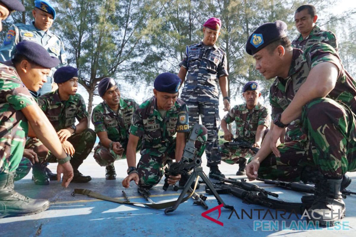 Personil Lanal Lhokseumawe latihan bongkar pasang senjata