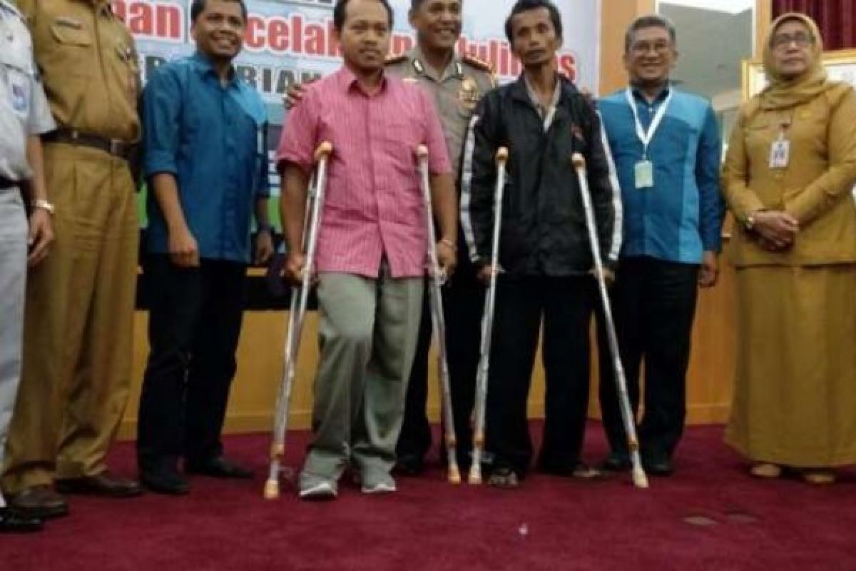 BPJS Ketenagajerjaan Berikan Alat Bantu Jalan bagi Korban Lakalantas di Pekanbaru