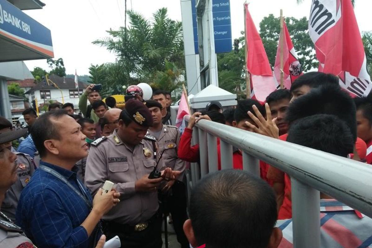 Mahasiswa protes pungli di BRI Gunungsitoli