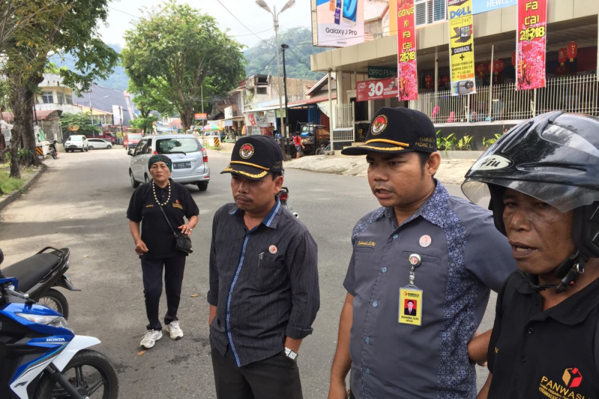 Panwaslu buka alat peraga kampanye di kantor Golkar Padang