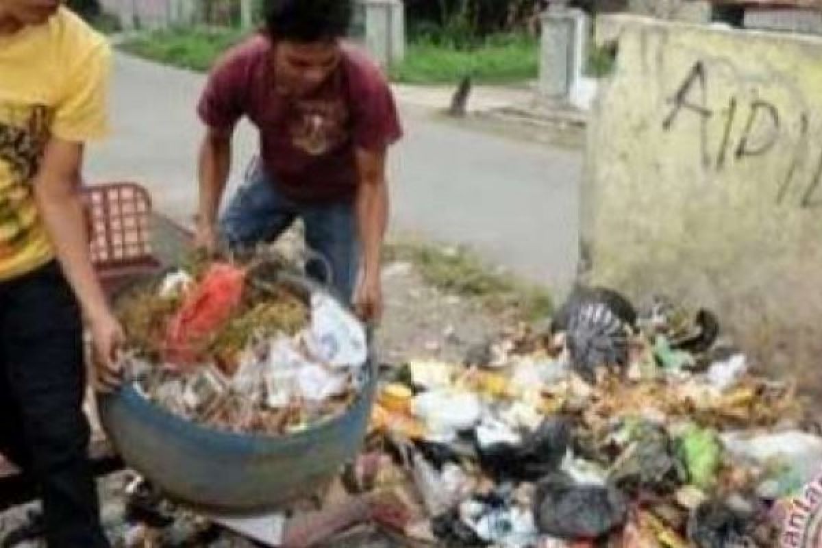 Bupati dan Wabup Kuansing Bersihkan Sampah Bersama Masyarakat