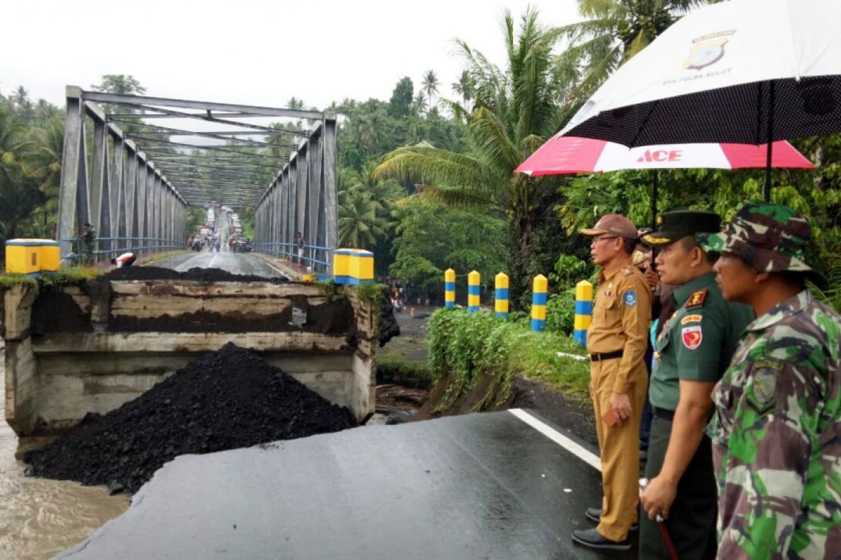 Bupati Halut Tinjau jembatan penghubung Tobelo-Galela