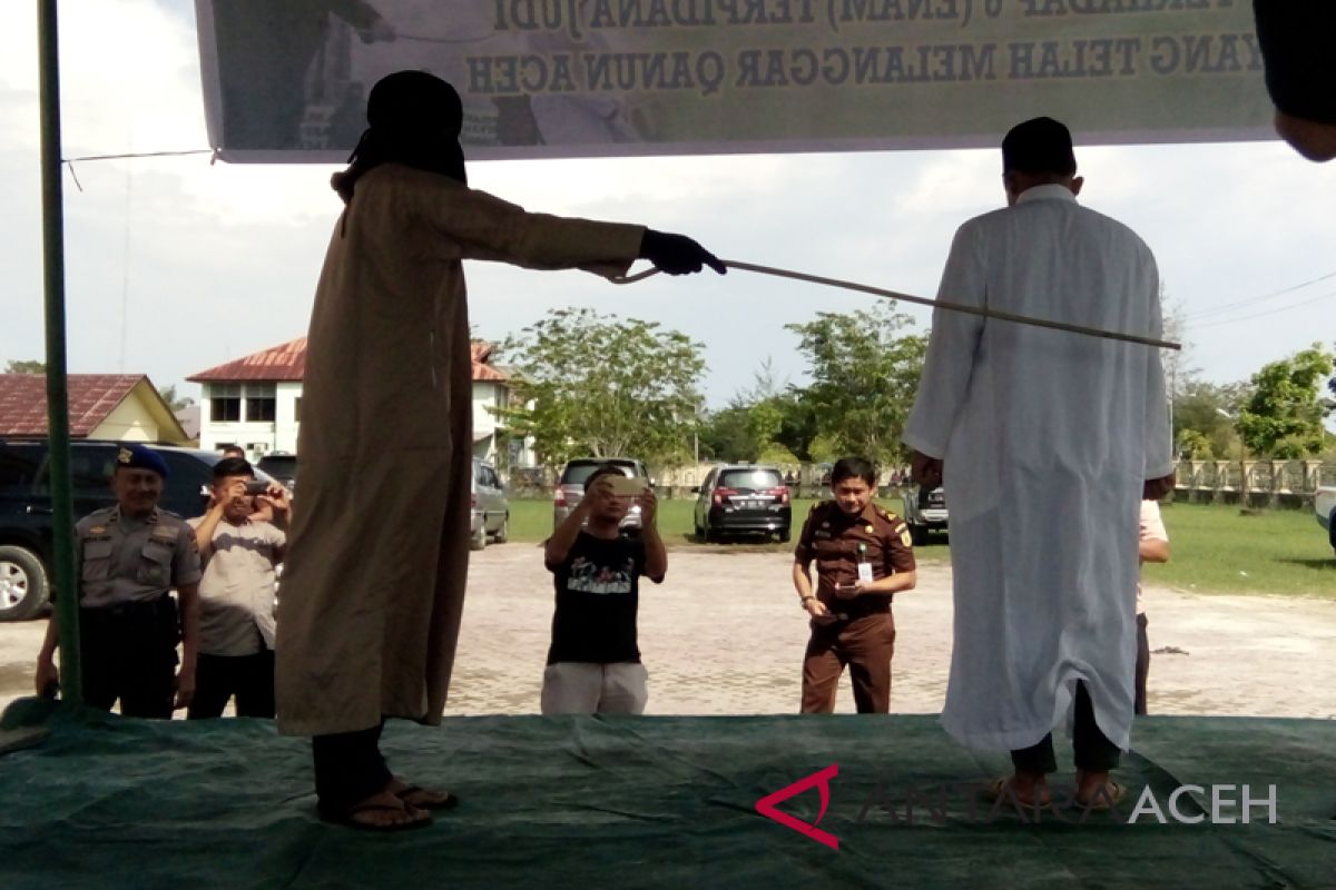 Hukuman cambuk masih di halaman masjid di Banda Aceh